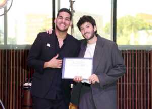 Sebastián Yatra otorga beca de la fundación Latin Grammy a contrabajista cubano