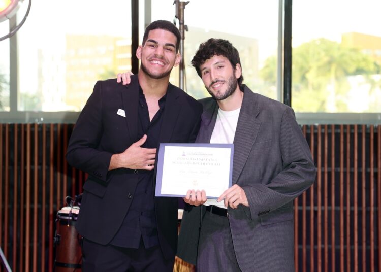 Sebastián Yatra otorga beca de la fundación Latin Grammy a contrabajista cubano