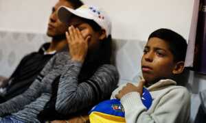 Migrar o seguir en el país, la “espera forzada” de muchos venezolanos