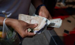 Revelan que solo el 20 % de los venezolanos paga en dólares en supermercados