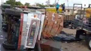 Se vuelca un camión con sobrecarga en la Troncal del Caribe