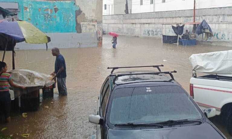 Lluvias con ráfagas de viento provocan inundaciones en Caracas