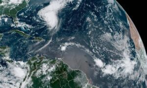 Ernesto vuelve a ser huracán y siguen en alerta en costa este de EE. UU.