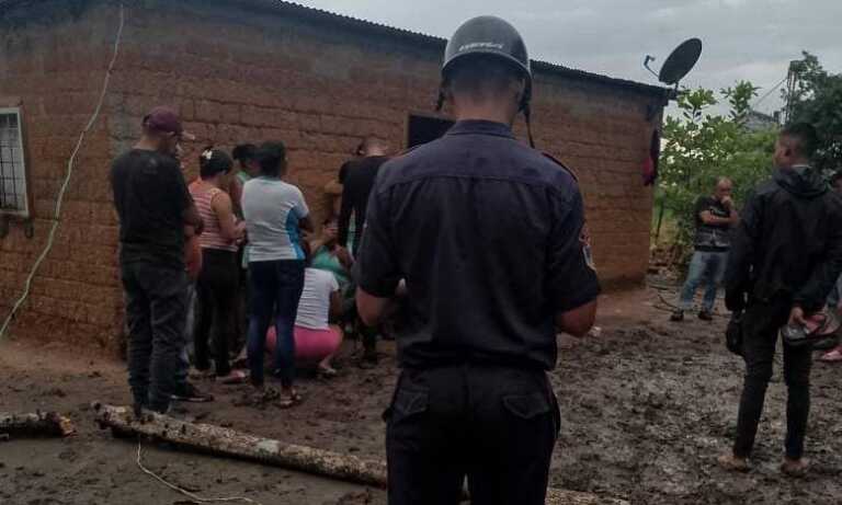 Dos niñas mueren electrocutadas tras recoger ropa de un tendedero energizado