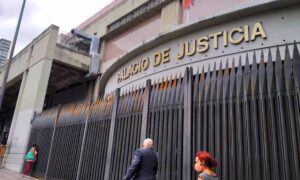 Lester Toledo acude al Palacio de Justicia para pedir el fin de medidas en su contra