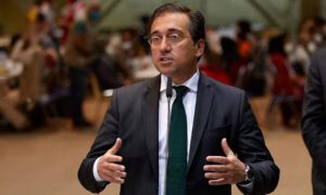 Albares reafirma el compromiso de España con la democracia en Venezuela