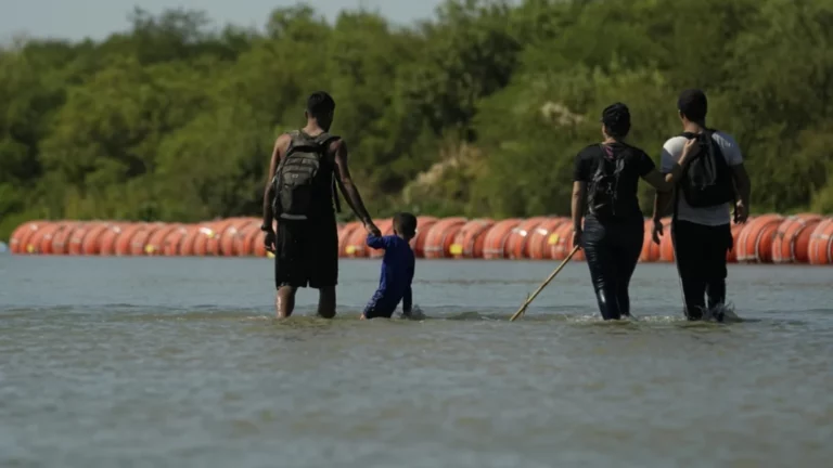 Muere migrante venezolano luego de rescatar a su bebé en el río Bravo