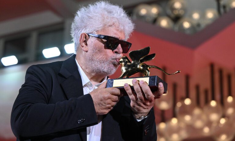 Almodóvar gana el León de Oro en Venecia con “La habitación de al lado”