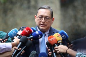 Abogado de Edmundo González asegura que proceso penal busca sacarlo del juego político