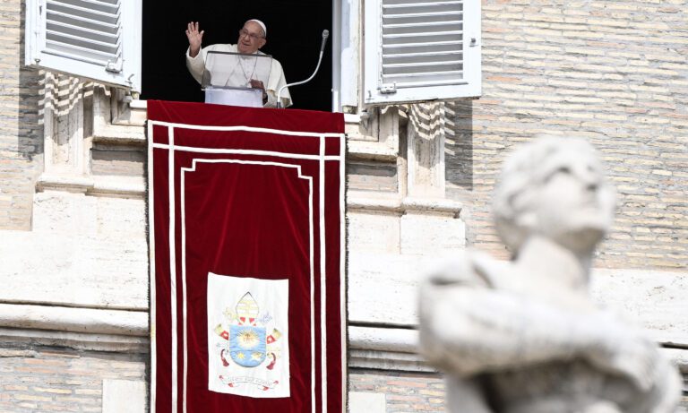 El Papa reclama que “se oiga la voz de los pueblos que piden la paz”