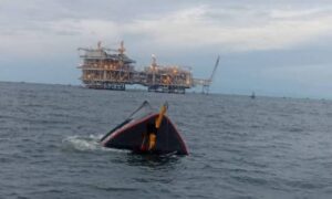 Pdvsa confirma: “Malas condiciones climáticas” originaron hundimiento de la barcaza en el Lago