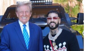 Anuel AA visita a Trump en su casa y llama de nuevo a votar por él