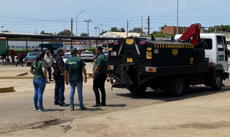 Aplican 4 toneladas de asfalto para reparar vialidad de los andenes del Terminal de Pasajeros