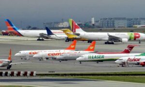 Conexión aérea de Venezuela con el mundo se reduce 54 % tras suspensión de vuelos