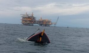 Al menos 2 muertos deja hundimiento de barcaza en el Lago de Maracaibo