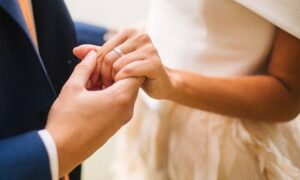 Contraen matrimonio los 2 empleados vaticanos amenazados con el despido por casarse