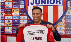 César Farías se compromete a hacer campeón a Junior