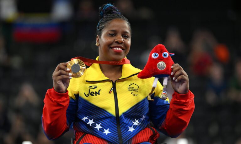 Clara Fuentes Monasterio conquista el oro en París con récord paralímpico