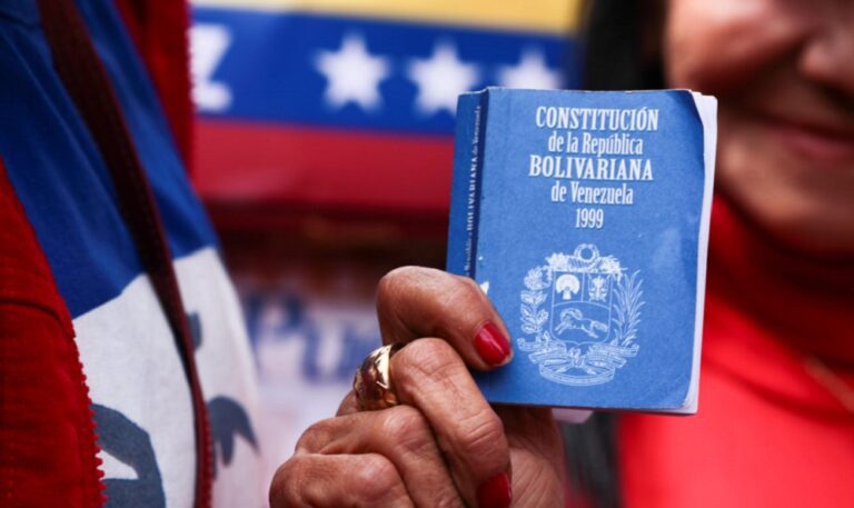 ¿Qué establece el artículo 44 de la Constitución de Venezuela?