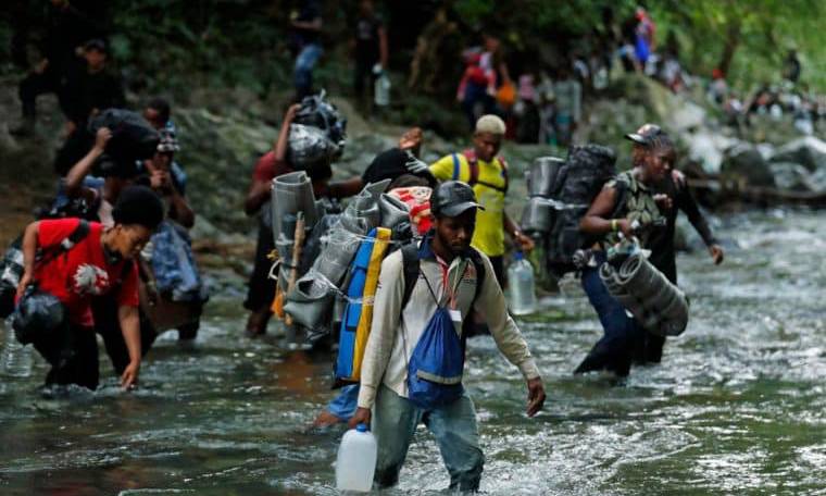 Panamá estima que en 2024 bajará un 38 % el paso de migrantes por el Darién