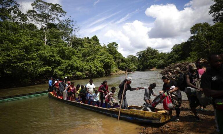 Rescatan a 19 migrantes “gravemente enfermos” varados en el Darién