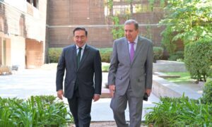 El ministro español de Exteriores conversa con González Urrutia sobre la democracia