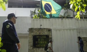 Asilados denuncian que se impide el ingreso de agua potable en la Embajada argentina