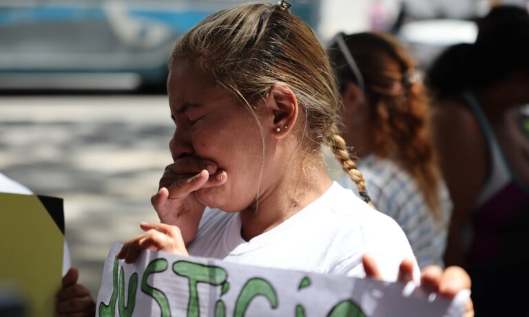 Familiares de 8 menores detenidos piden a la Fiscalía revisar sus casos