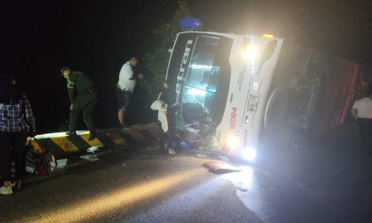 Muere falconiana en vuelco de bus que cubría la ruta Maicao-Bogotá