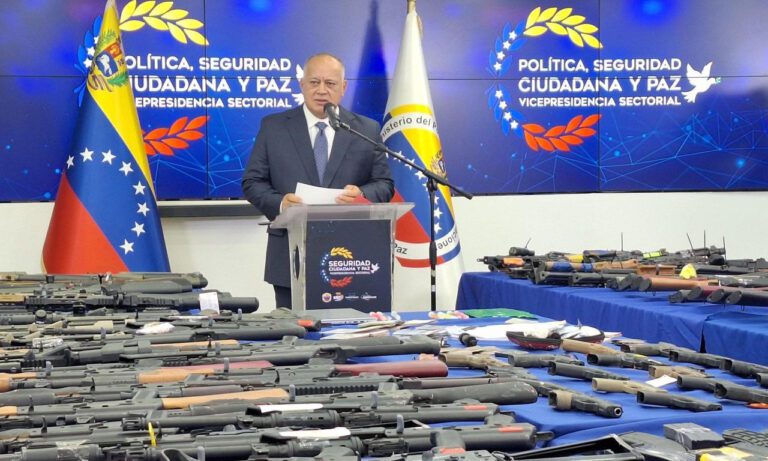 Cabello anuncia incautación de armas y acusa a la CIA y oposición de planear violencia