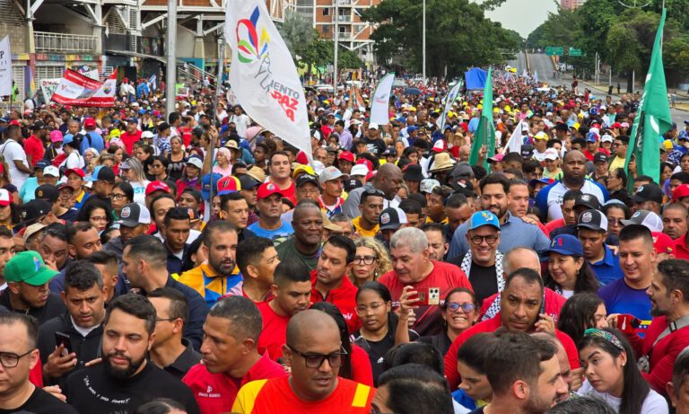 Chavistas marchan en Caracas para celebrar la “gran victoria” de Maduro