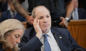 Acusan a Harvey Weinstein de nuevos delitos antes de su juicio en Nueva York
