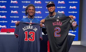 Luisangel y su hermano Ronald Acuña Jr. intercambian camisetas