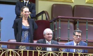 Hija de González Urrutia acude al debate sobre su padre en el Congreso español