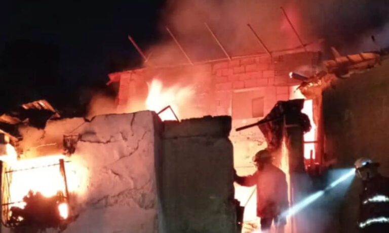 Fallecen 3 personas tras voraz incendio en una vivienda en Caracas