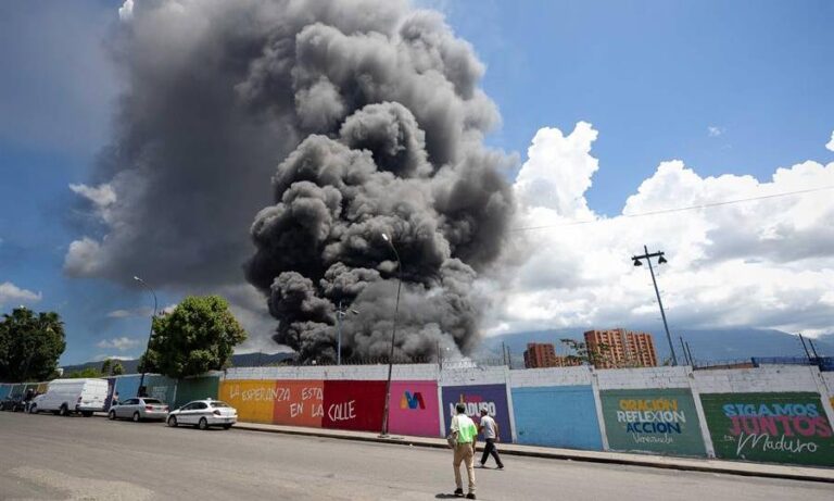 Incendio de gran magnitud consume planta de ensamblaje de motos en Caracas