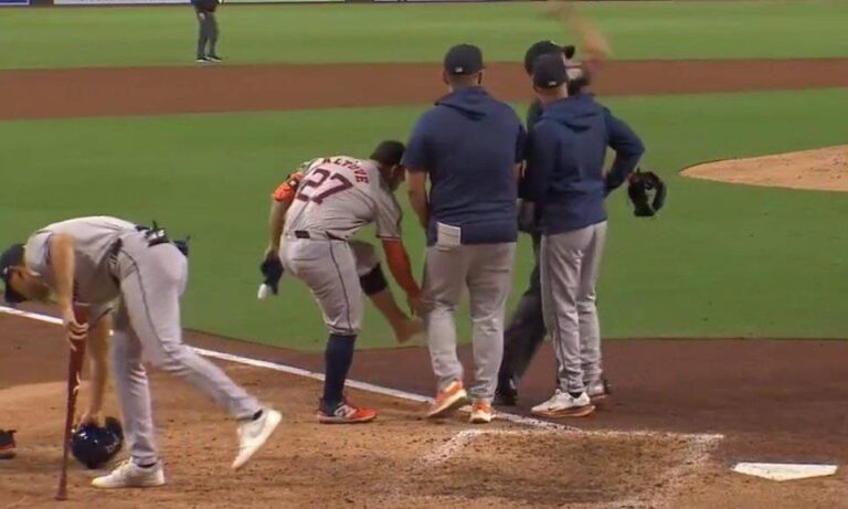 Expulsan a José Altuve por quitarse una media y un zapato en pleno juego