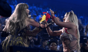 Karol G baila con Taylor Swift en los MTV VMA
