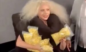 Lady Gaga reparte cotufas en cine donde se proyectaba “Joker: Folie à Deux”