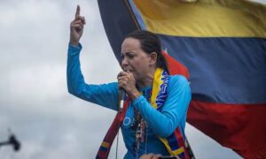 Machado insiste a Maduro en que negociar una transición antes del 10E es lo que más le conviene