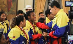 Deportistas venezolanos son condecorados por su participación en París 2024