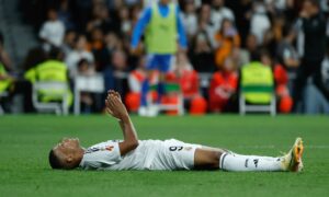 Mbappé sufre una lesión muscular y será baja tres semanas