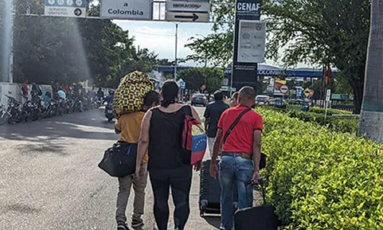 Estiman que unos 2.800 venezolanos se van al día a Colombia por Táchira