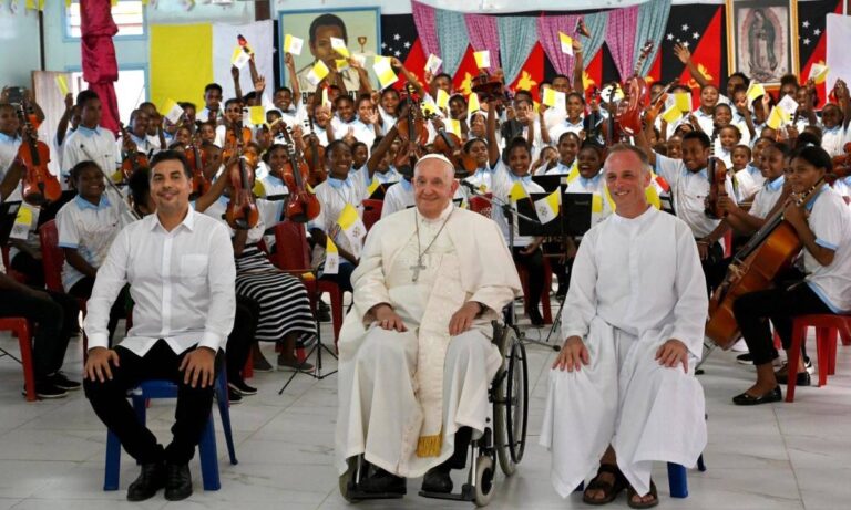 Venezolano dirige orquesta de niños en Papúa Nueva Guinea en concierto para el Papa