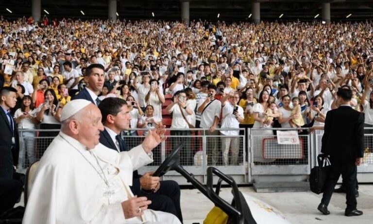 El Papa celebra misa para 50.000 personas ante la imponente arquitectura de Singapur