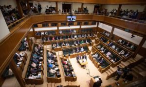 Parlamento Vasco pide al gobierno de Maduro publicar actas y liberar a presos políticos