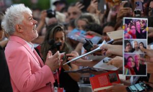 Almodóvar es la “sensación de la Mostra” con 17 minutos de aplausos para “La habitación de al lado”