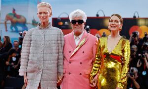 Almodóvar llama a la empatía en estreno de “La habitación de al lado” en Venecia