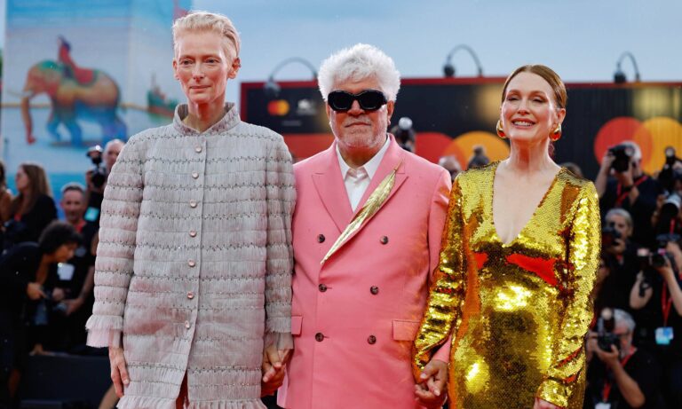 Almodóvar llama a la empatía en estreno de "La habitación de al lado" en Venecia