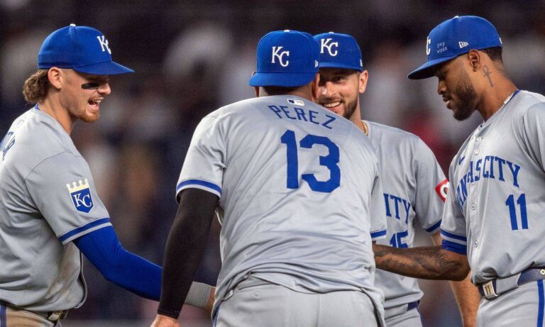 Salvador Pérez se convierte en el primer venezolano con 100 llevados al home en la temporada